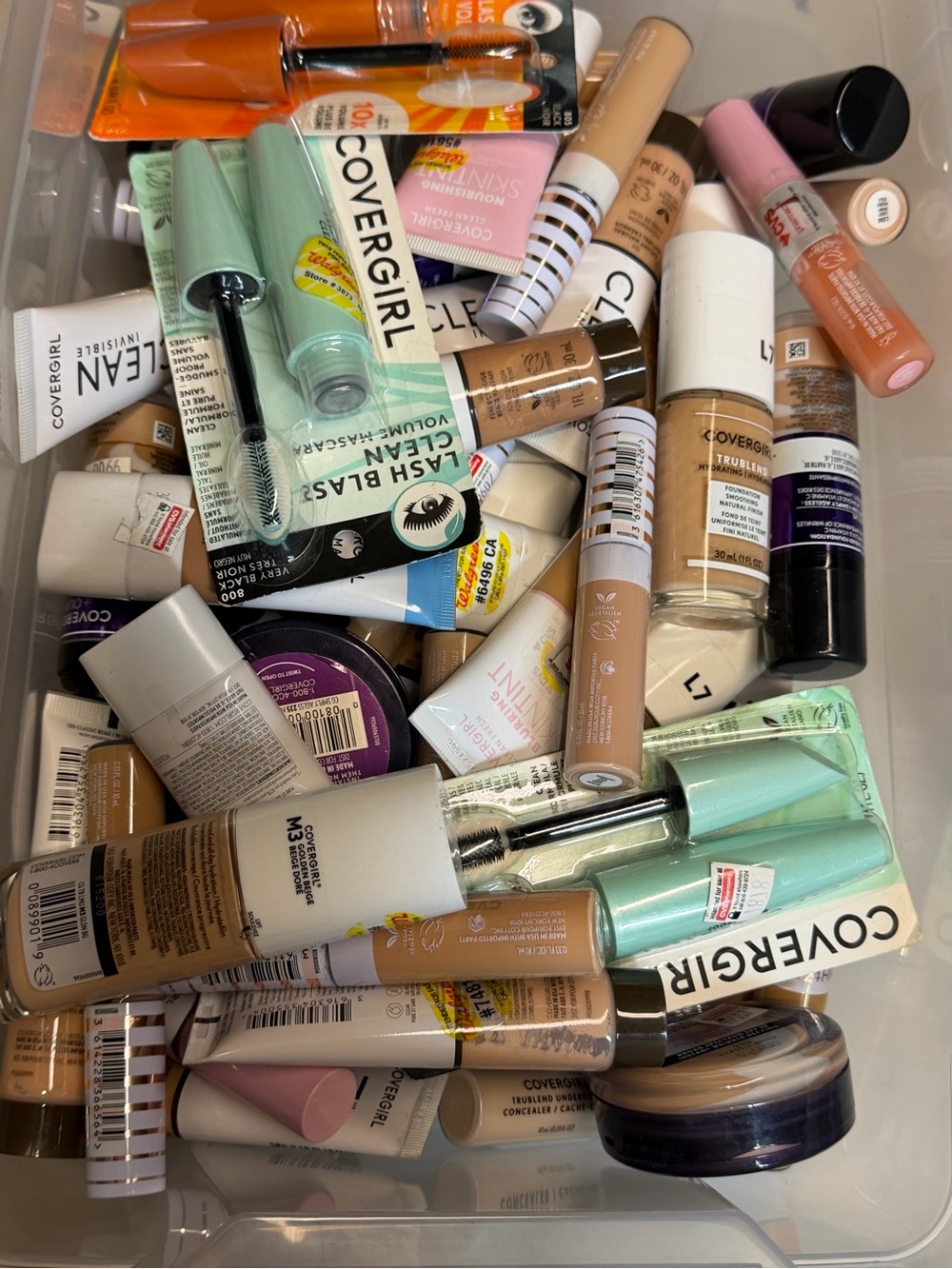 50pc COVERGIRL Neutral Foundation & Concealer Mix with Mint Mascara Accents